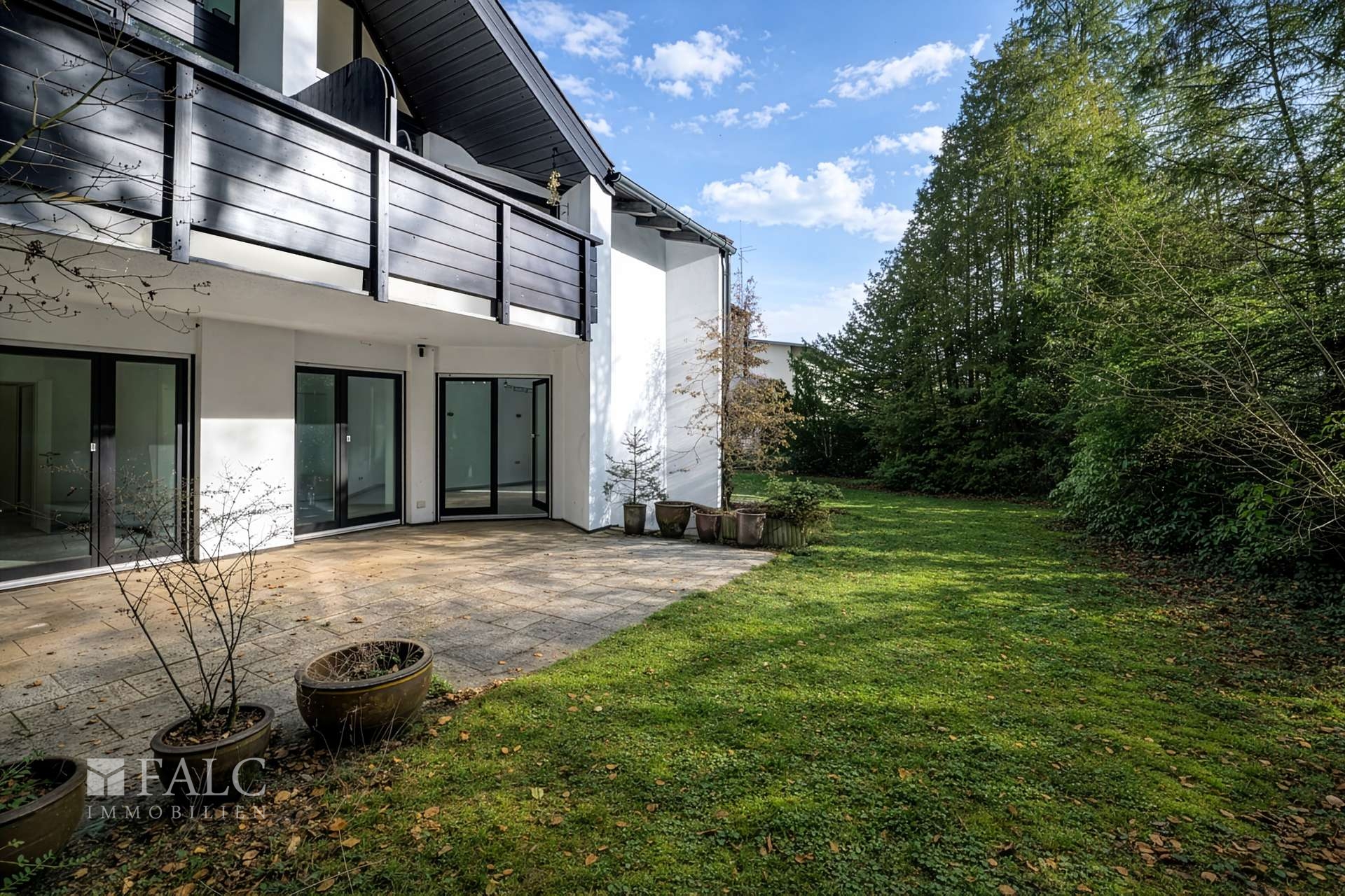 Terrasse rechts mit Garten